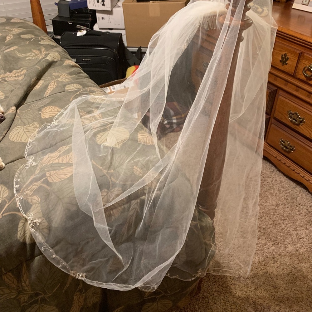 Scallop edge, fingertip length wedding veil.
